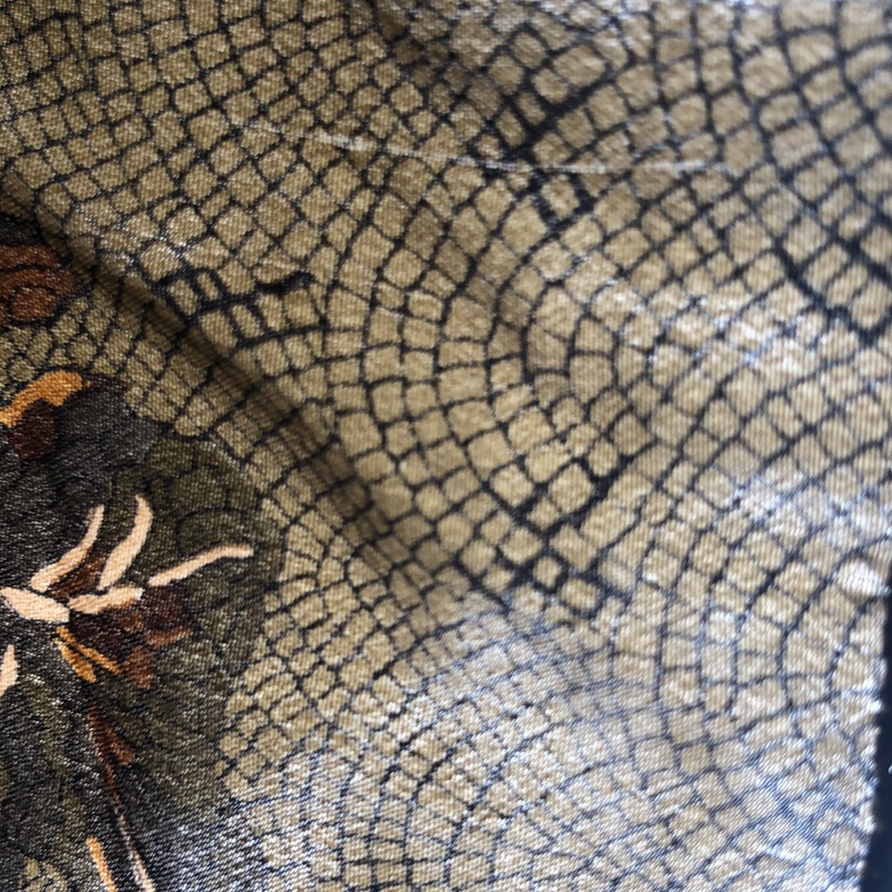 Vintage Ellen Tracy Silk  Autumn Leaves on Green background Scarf 33 x 35 - Picture 10 of 12